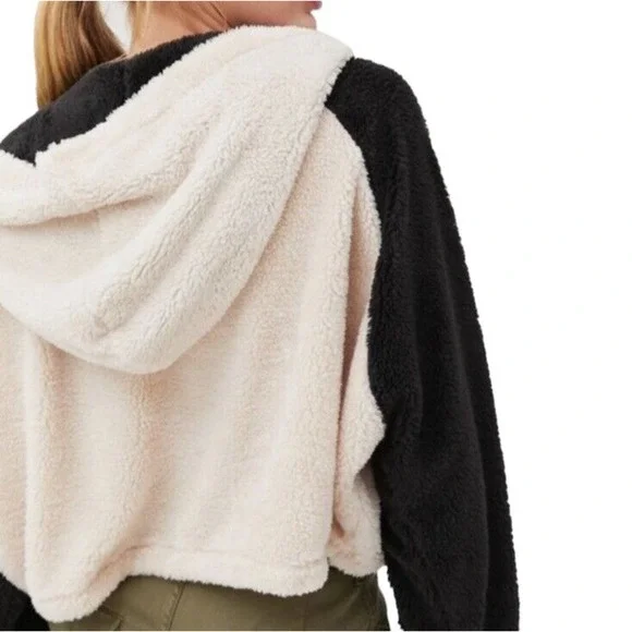 Urban Outfitters Tilly Cozy Faux Fur V Neck Cropped Hoodie Women's Medium - Picture 2 of 11